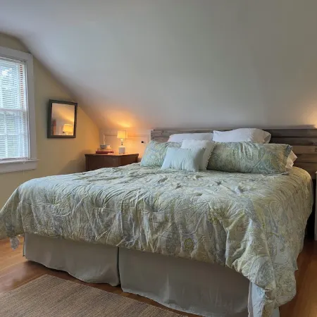 Country Farmhouse, Old Vineyard, Central AC, 2 King Beds.