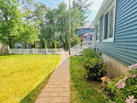 OOB family Beach House w/private yard and deck! Pet friendly, parking, 4/BR 2/BA Отели в г. Олд-Орчард-Бич