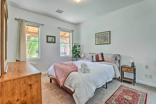 Cozy & Relaxing Eloy Apartment w/ Pool Access - Holiday Apartments