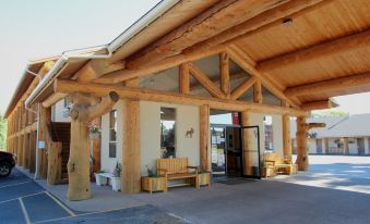 Moose Creek Lodge & Suites