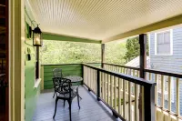Victorian Vacation Rental Apt in Downtown New Bern - spa