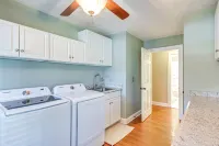 Waterfront Home w/ Deck & Yard in Hampton! - جاكوزي