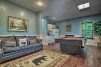 Hot Tub and Private Deck Rustic Pigeon Forge Cabin
