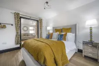 Luxury Coach House Sleeps 12 Five Bedrooms Hotels in Bridgend