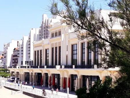 Hôtel Parc Mazon-Biarritz Отели рядом с достопримечательностью «Port des pêcheurs à Biarritz»