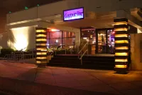 The Empress Hotel & Adult Nightclub Hotel in zona Silverball Pinball Museum