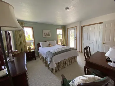 Crown House B&B Hotels in Lake Cowichan