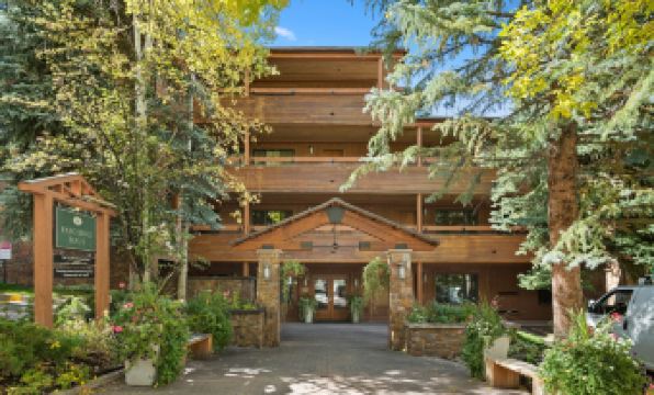 Aspen Condo W Pool, Hot Tub & 2 Blocks to Gondola - Fh4