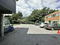 August Jack Inn - parking