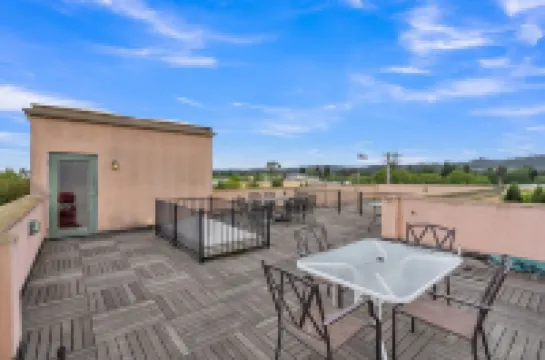 Cypress House & Studio, Walk to Healdsburg Plaza 3 Bedroom Home by Redawning