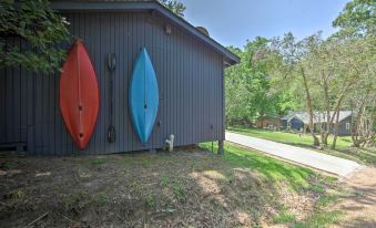 Cozy Studio Cabin on Lake O the Pines with Deck!