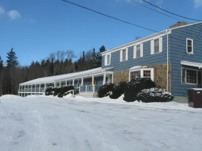 Big Bears Lodge Hotels in Dover
