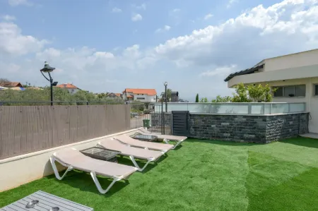 YalaRent Villa lumièra in Migdal with Private Pool Отели рядом с достопримечательностью «Церковь Умножения Хлебов и Рыб»