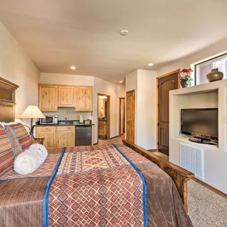 Torreon Townhome w/ Balcony: Hike, Fish & Unwind!