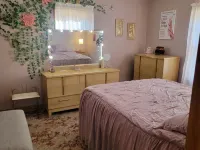 Charming 3-bedroom house with AC, WiFi in pleasant Hardwick Hotels in Rock County