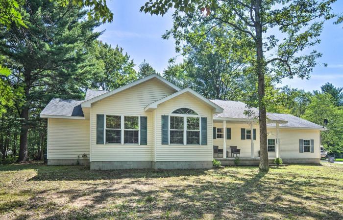 Upscale Family Cottage < 1 Mi to Higgins Lake