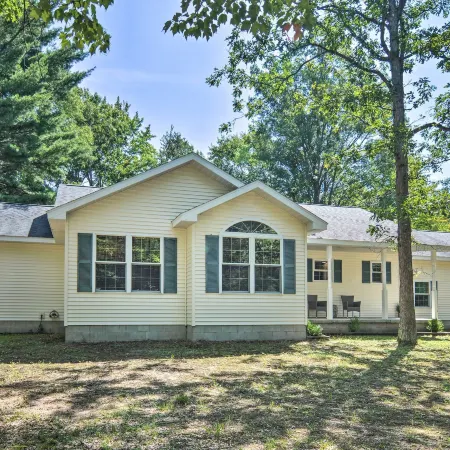 Upscale Family Cottage < 1 Mi to Higgins Lake