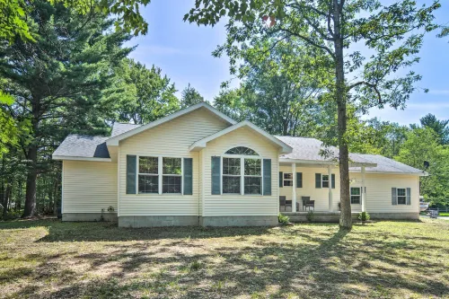Upscale Family Cottage < 1 Mi to Higgins Lake - Wifi