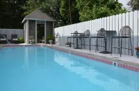 Maplewood Hotel - Pools