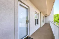 Lakefront Osage Beach Condo Balcony and Pool Access - Træningscentre