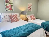 Lakefront fun for 14+pets w/game room deck sunsets