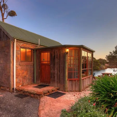 Stanley Lakeside Spa Cabins