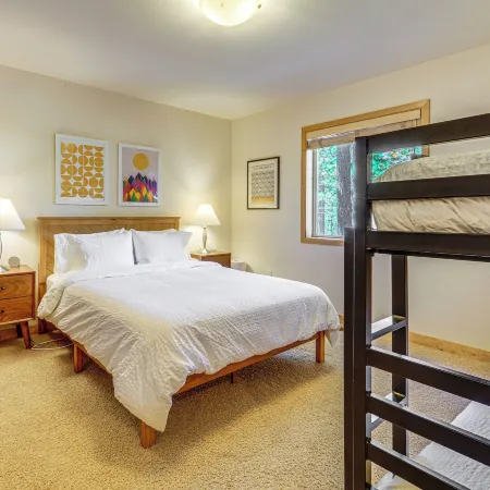 Sunny Cabin: 1 Mi to Tahoe Donner Resort!
