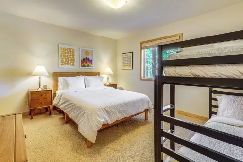 Sunny Cabin: 1 Mi to Tahoe Donner Resort! - parking