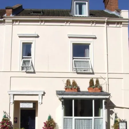 Hedley Villa Guest House Отели рядом с достопримечательностью «Бизнес-парк Stoneleigh Park»