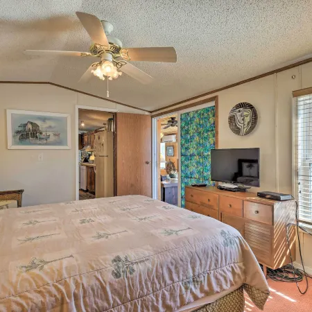 Quaint Chincoteague Island Hideaway w/ 2 Porches!