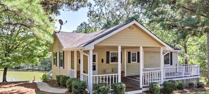 Lakefront Cottage w/ Private Hot Tub! Hotels in Putnam County