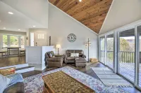 Updated Kingsport Home w/ Deck + Mtn Views! Hotel dekat The Kingsport Greenbelt