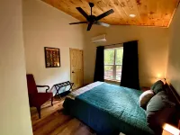 Cedar Hill Cabin 2 Bed 2 Bath Cabin in the Ozarks • Hot Tub •