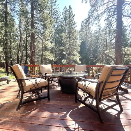 Rocky Cliff Retreat at Davis Lake