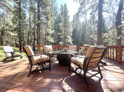 Rocky Cliff Retreat at Davis Lake