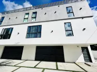 NEW LUXURIOUS LA HOME (Private Rooftop, Outdoor TV, Firepit, etc