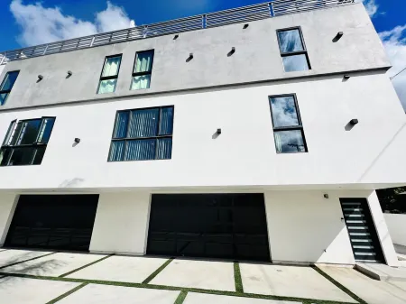 NEW LUXURIOUS LA HOME (Private Rooftop, Outdoor TV, Firepit, etc