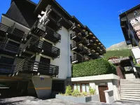 Hotel les Jumeaux Courmayeur Hotels near Checrouit