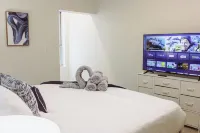 Lavish Apartment in the Heart of Louisville! Pool, Hot Tub, Gym, & Virtual Golf! Hotels in 