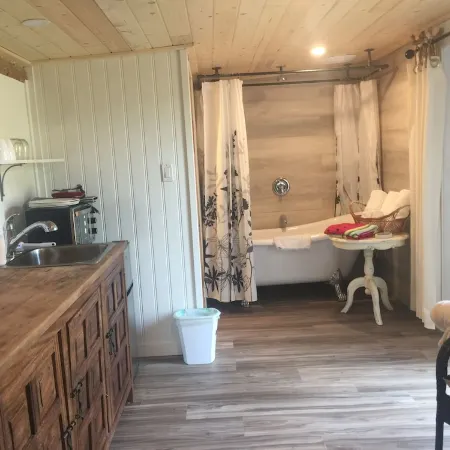 The Wood Shed at Saratoga Beach with hot tub