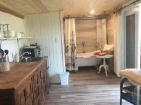 The Wood Shed at Saratoga Beach with hot tub