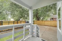 Gated Houston Home w/ Large Yard: 4 Mi to Downtown