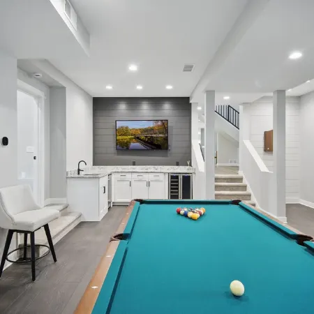 Lakeside Getaway - Games, HotTub & Space to Gather