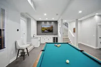 Lakeside Getaway - Games, HotTub & Space to Gather - Pools