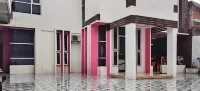 RedDoorz Plus @ Taman Madiun Hotel a Madiun