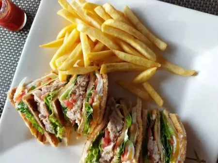 Whitehill Luxury Hotel Отели в г. Гомбе