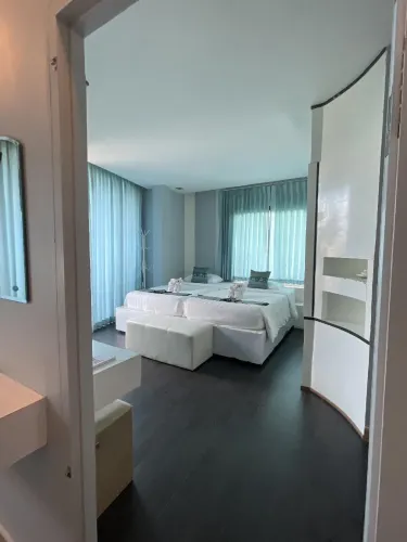 ห้องเชื่อมถึงกัน - เตียงกึ่งดับเบิลและเตียงแฝด