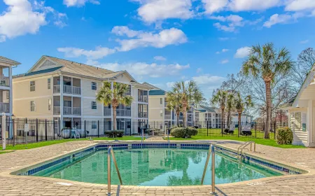 Stylish Condo with Scenic Golf Course Views - Cozy Retreat Отели рядом с достопримечательностью «Golf Desk»