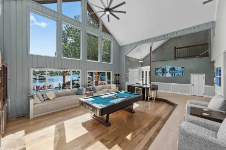 Stay Awhile by Avantstay Lakefront + Pool, Dock Отели рядом с достопримечательностью «Trump National Golf Club Charlotte»