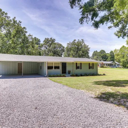 Pet-Friendly Alabama Retreat w/ Deck & Patio! Hotels in St. Clair County